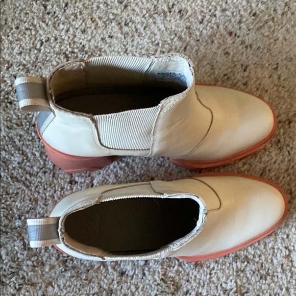 Sorel White and Pink Heeled Boots with Chunky Sole - Picture 4 of 5